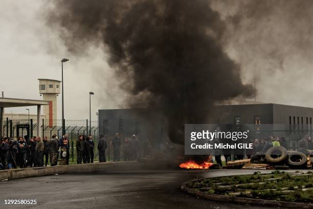 Manifestation et blocage de l'entrée du centre pénitencier par le personnel de la maison d'arrêt de Condé-sur-Sarthe, 6 Mars 2019, France.