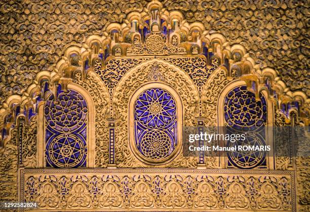 wall decoration at the reales alcázares, sevilla, spain - koninklijk paleis van sevilla stockfoto's en -beelden