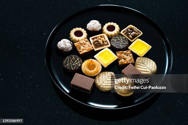 petit four in a black plate - プチフール ストックフォトと画像