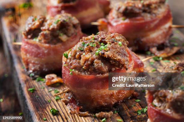 bacon verpakt gehaktbrood beten met een honing dijon dip - spek stockfoto's en -beelden