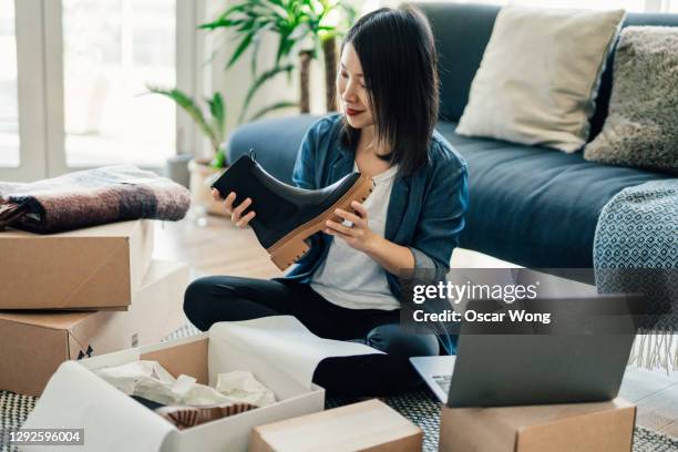 young woman running online business from home - digital business london stockfoto's en -beelden