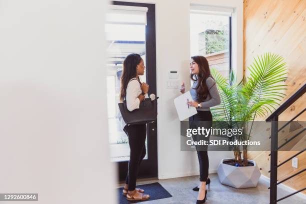 Realtor Inside Realtor Shows Home Photos and Premium High Res Pictures - Getty Images
