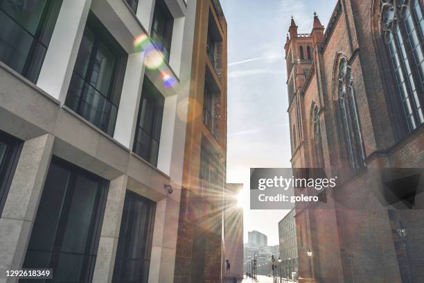 neue wohnarchitektur in berlin-mitte neben historischer friedrichwerdersche kirche - verstaubt stock-fotos und bilder