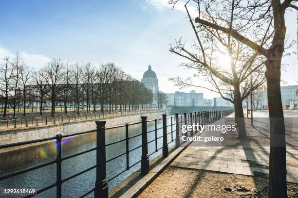wandeling in historisch berlijn op winterdag - berlin winter stockfoto's en -beelden