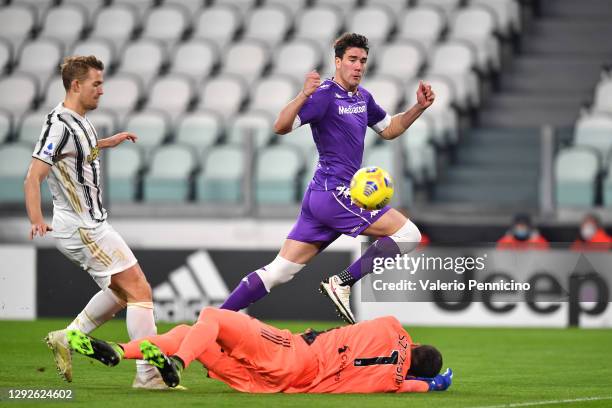 Dusan Vlahovic of Fiorentina scores their sides first goal past Wojciech Szczesny of Juventus during the Serie A match between Juventus and ACF...