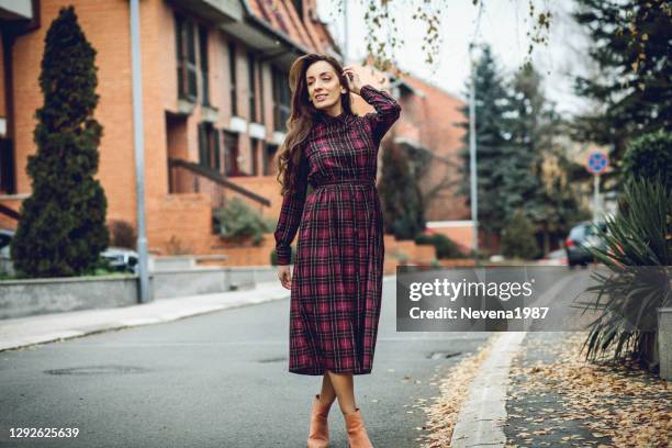 de vrouw die van de manier plaid kleding op de straat draagt - geblokte jurk stockfoto's en -beelden