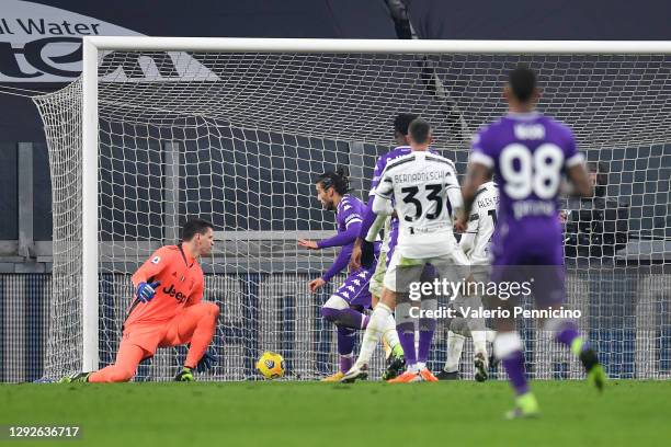 Martin Caceres of Fiorentina scores their team's third goal during the Serie A match between Juventus and ACF Fiorentina at Allianz Stadium on...