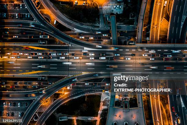 incrocio stradale a corsia multipla visto di notte direttamente dall'alto - strada sopraelevata foto e immagini stock