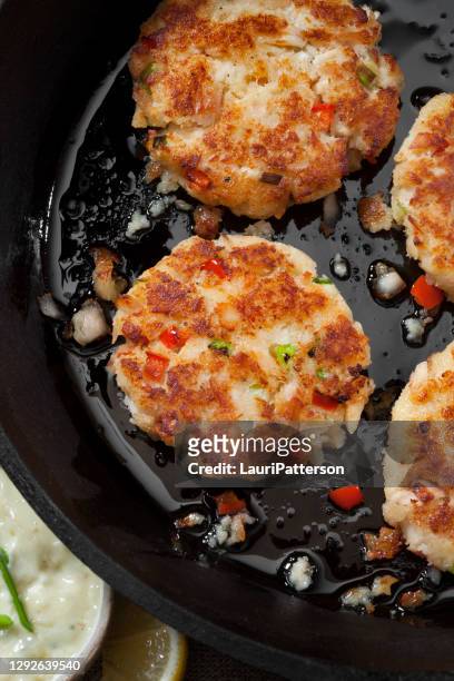 krokante tonijn en ricotta taarten met groene ui, rode paprika en tarter saus dip - crab pot stockfoto's en -beelden