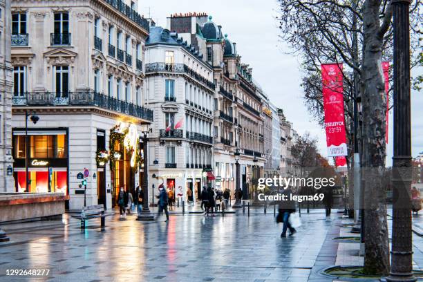 champs elysées allee zu weihnachten nähert. - paris nice stock-fotos und bilder