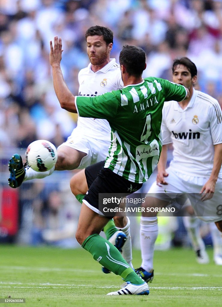 Real Madrid's midfielder Xabi Alonso (L)