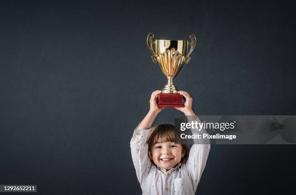 ganador de la colegiala - baby cup fotografías e imágenes de stock