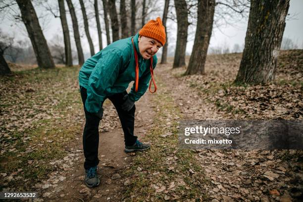 senior-mann ruht sich nach joggen aus - atemlos stock-fotos und bilder