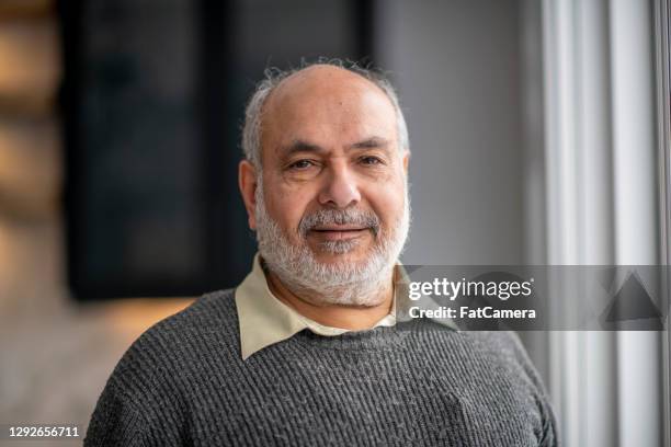 portret van hogere mens van het midden-oosten - beard stockfoto's en -beelden