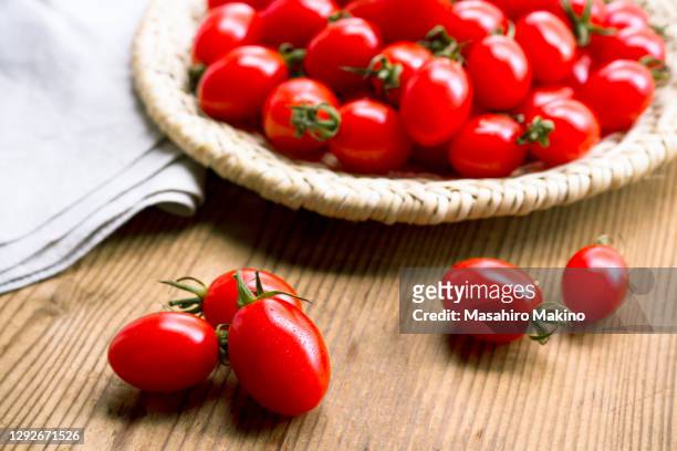 mini tomatoes - cherry tomato foto e immagini stock