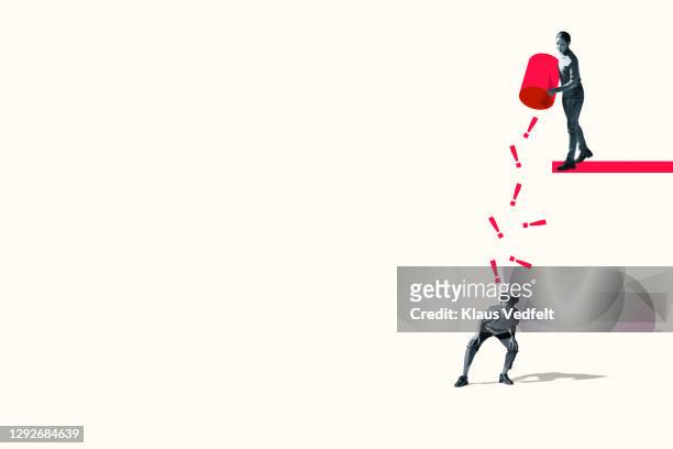 woman throwing red exclamation points on friend - biasimo foto e immagini stock