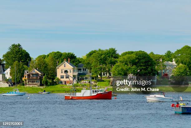 fishing trawler bij anchor, newburyport, massachusetts - scheepsromp stockfoto's en -beelden