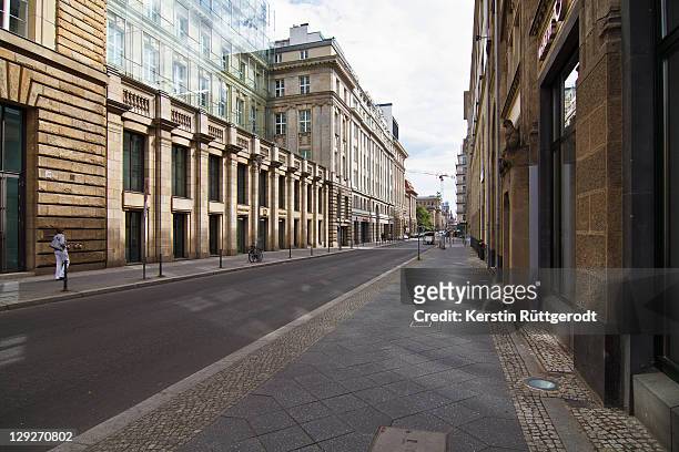silent street at berlin - städtische straße stock-fotos und bilder