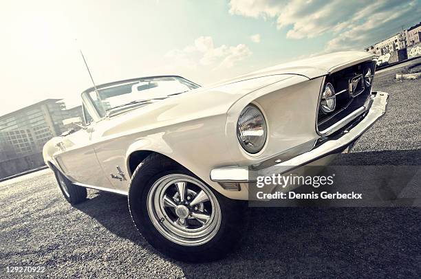 1968 ford mustang convertible - automobile da collezionista foto e immagini stock