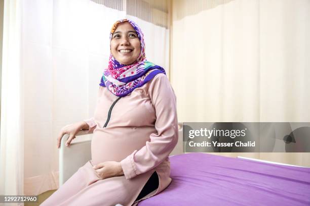 pregnant woman in hospital room - asian woman pregnant stock-fotos und bilder