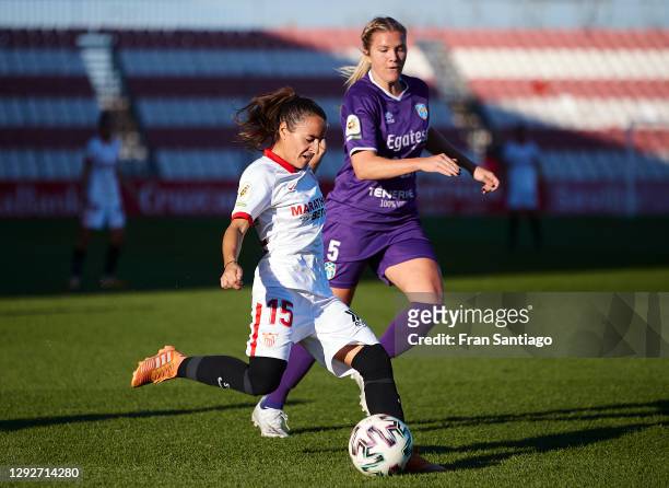 Amparo Delgado Vega of Sevilla FC competes for the ball with Jackie Simpson of UD Granadilla Tenerife during the Primera Iberdrola match between...