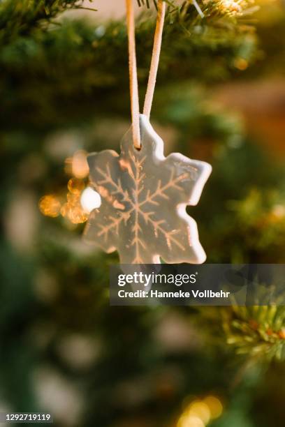 porselain snow flake ornament in christmas tree - pendant bildbanksfoton och bilder