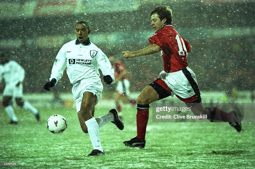 Chris Armstrong of Tottenham Hotspur and Ian Woan of Nottingham Forest