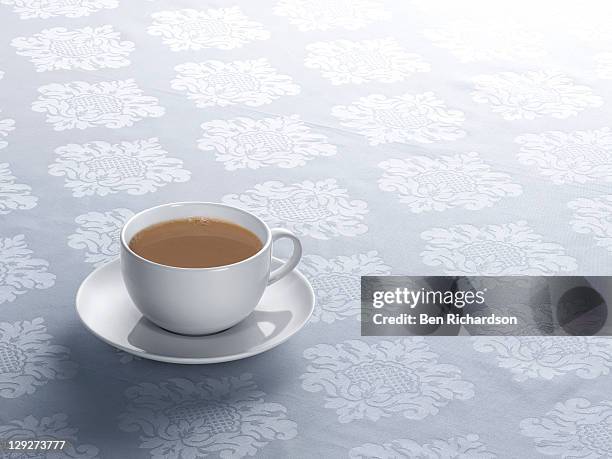 cup of tea - englische tea time stock-fotos und bilder