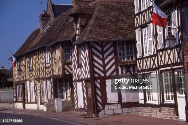 Les maisons anciennes de Beuvron-en-Auge, dans le Calvados, circa 1990, France.