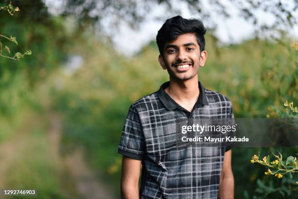 portrait of a teenager boy in the farm - indian boy portrait stockfoto's en -beelden