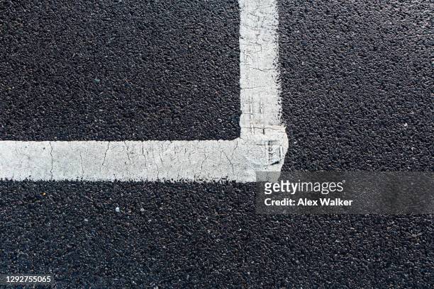 white line corner road marking on dark tarmac - asphalt stock-fotos und bilder