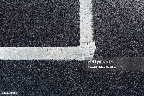 white line corner road marking on dark tarmac - corner marking imagens e fotografias de stock