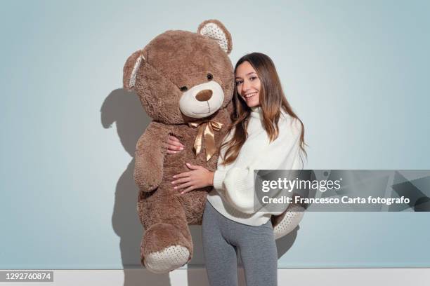 young woman with large big teddy bear - blue bear 個照片及圖片檔