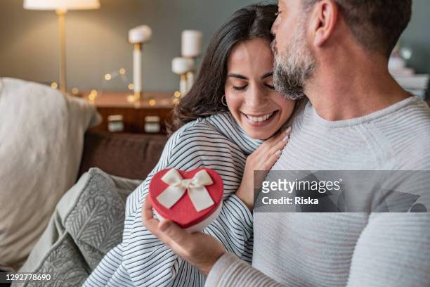coppia romantica a casa. uomini che danno un regalo alla sua ragazza - 40 birthday foto e immagini stock