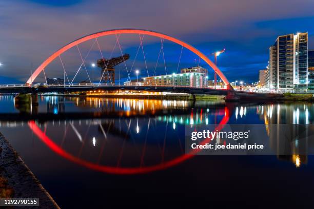 night, reflection, clyde arc, glasgow, scotland - glasgow scotland clyde stock pictures, royalty-free photos & images