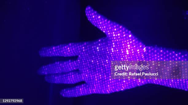 mão humana na luz ultra violeta - mão no queixo stock pictures, royalty-free photos & images