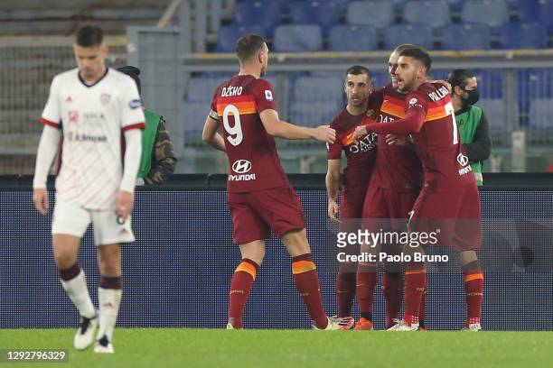 Edin Dzeko of Roma celebrates with Lorenzo Pellegrini and team mates after scoring their sides second goal during the Serie A match between AS Roma...