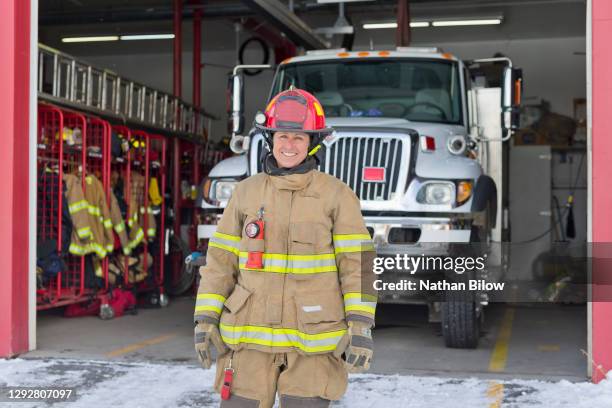 portrait of america fire fighter - brandweeruniform stockfoto's en -beelden