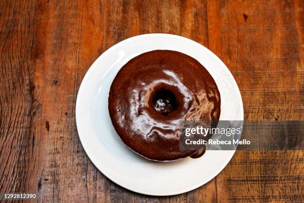 seen from above, an homemade chocolate cake - cobertura de chocolate fotografías e imágenes de stock