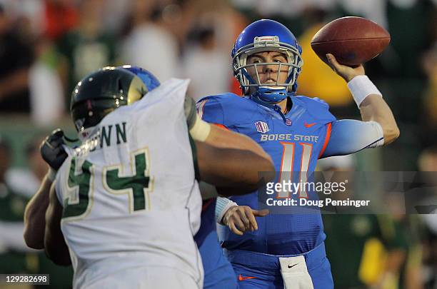 Quarterback Kellen Moore of the Boise State Broncos delivers a touchdown pass to tight end Gabe Linehan of the Boise State Broncos for a touchdown to...