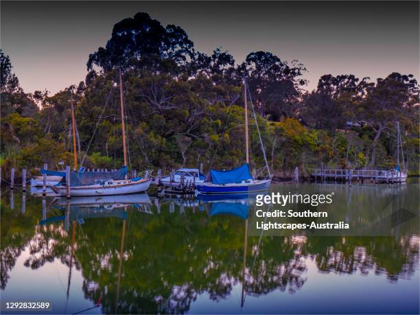 a beautiful, serene and very colourful summer dawn at chinaman's creek, metung, gippsland lakes, victoria, australia. - gippsland stock-fotos und bilder