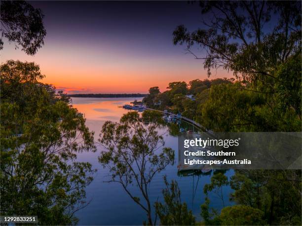 a beautiful, serene and very colourful summer dawn at chinaman's creek, metung, gippsland lakes, victoria, australia. - gippsland imagens e fotografias de stock