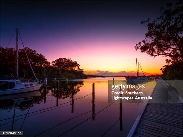 a beautiful, serene and very colourful summer dawn at chinaman's creek, metung, gippsland lakes, victoria, australia. - gippsland stock-fotos und bilder
