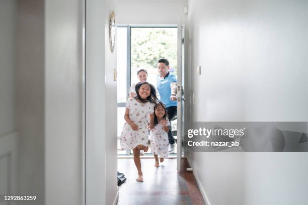 hogar nuevo en familia. - vida cotidiana fotografías e imágenes de stock