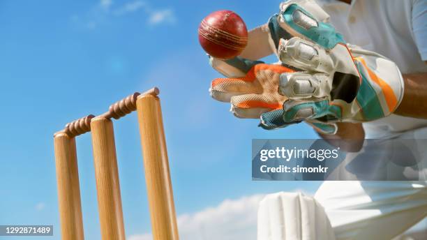 wicketkeeper atrapando bola de cricket - cricket sport fotografías e imágenes de stock