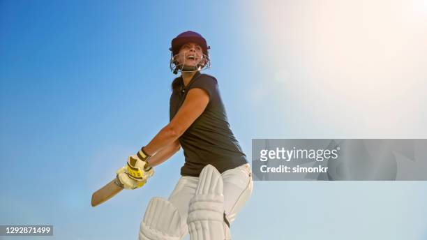 cricketspieler beim cricket - cricketer stock-fotos und bilder