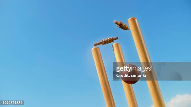 bille de cricket frappant les souches - piquet de cricket photos et images de collection