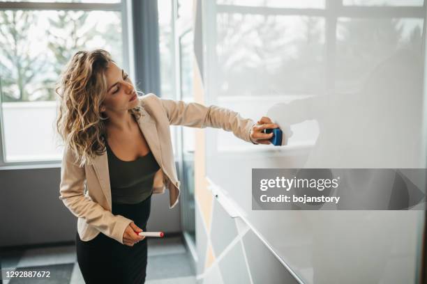 onderneemster die whiteboard wist - eraser stockfoto's en -beelden