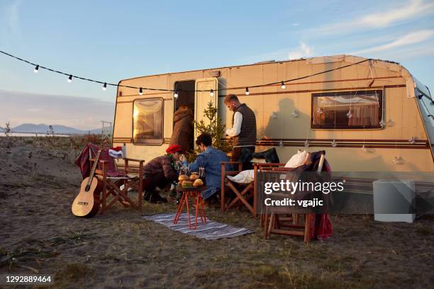 groep vrienden organiseren nieuwjaarsfeest voor hun camper trailer - caravan stockfoto's en -beelden