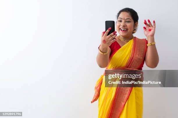 kuchipudi dancer talking to her friends on videocall - bindi fotografías e imágenes de stock